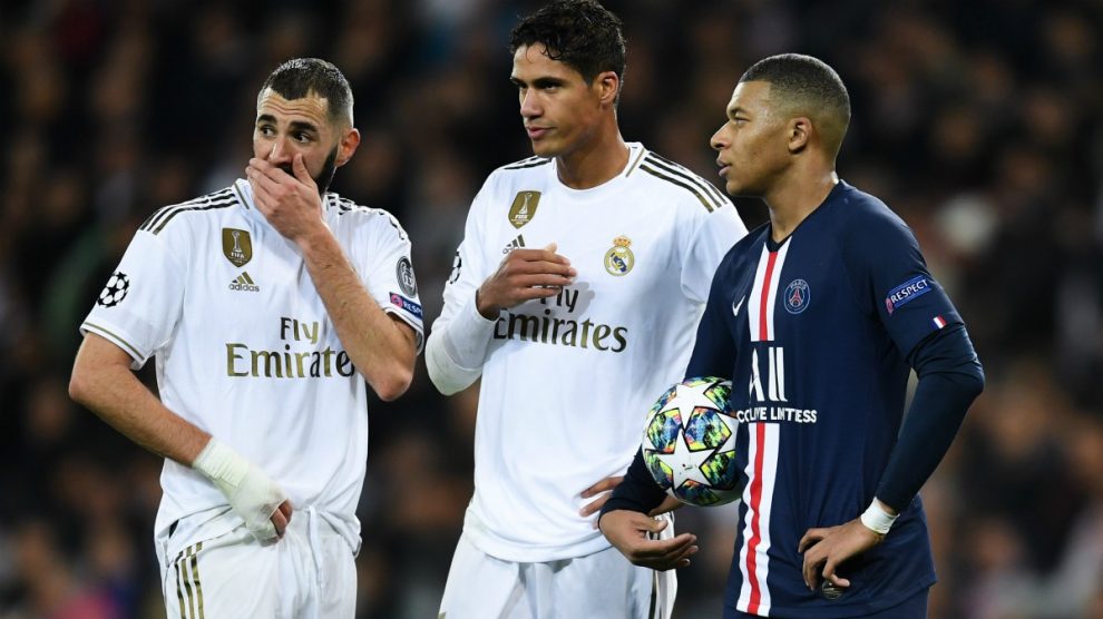 Kylian Mbappé charla con Benzema y Varane durante un partido de Champions League. (Getty)