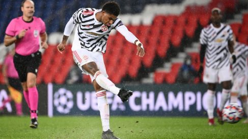 Rashford golpea el balón ante el PSG. (AFP)