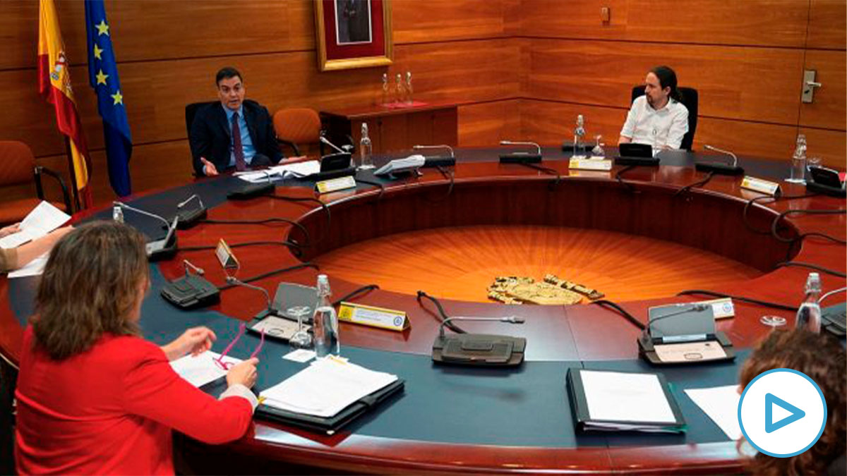 Pedro Sánchez y Pablo Iglesias, durante un consejo de ministros extraordinario. (Foto: Moncloa)