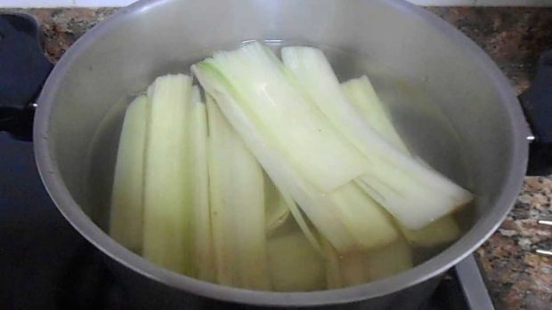 Pencas de espinacas con crema de mostaza