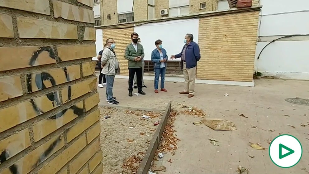 Reunión de Beltrán Pérez con vecinos de la barriada del Rocío (Sevilla).