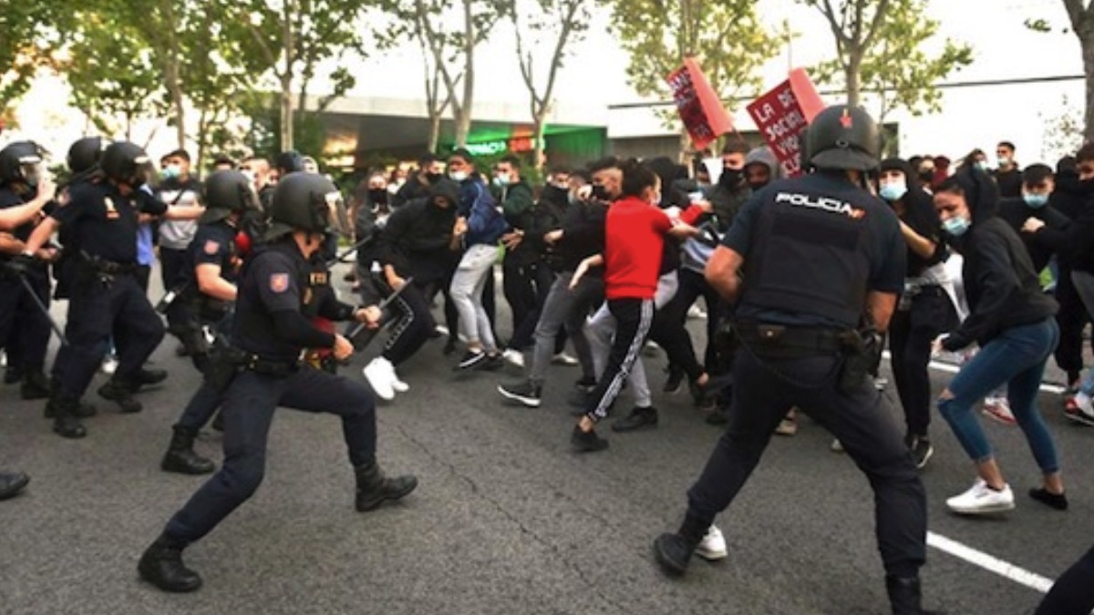 Cargas policiales en Puente de Vallecas.