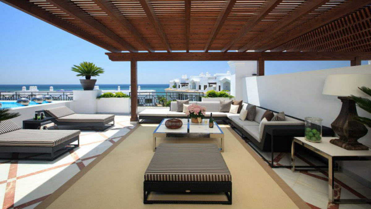La terraza con piscina de uno de los áticos del complejo Doncella Beach de Estepona, que se venden por más de un millón de euros, en una imagen publicada en la web de la compañía.