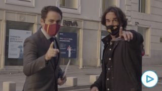 Teodoro García Egea responde a Cake en la puerta del Congreso.