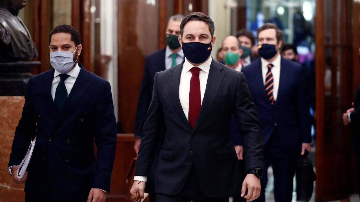 Santiago Abascal, junto a Ignacio Garriga, entrando al debate de la moción de censura presentada por Vox contra Pedro Sánchez