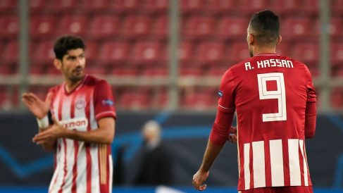 Kouka, de espaldas, el héroe de Olympiacos. (AFP)