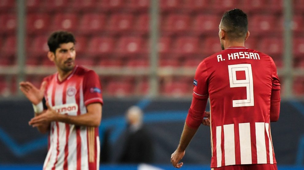 Kouka, de espaldas, el héroe de Olympiacos. (AFP)