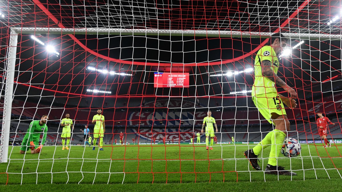 Un jugador del Atlético recoge un balón de la red tras un gol del Bayern. (AFP)