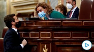 El líder del PP, Pablo Casado (i), conversa con la presidenta de la Cámara, Meritxell Batet, en la segunda y última sesión del debate de moción de censura presentada por Vox, este jueves en el Congreso. Foto: EFE