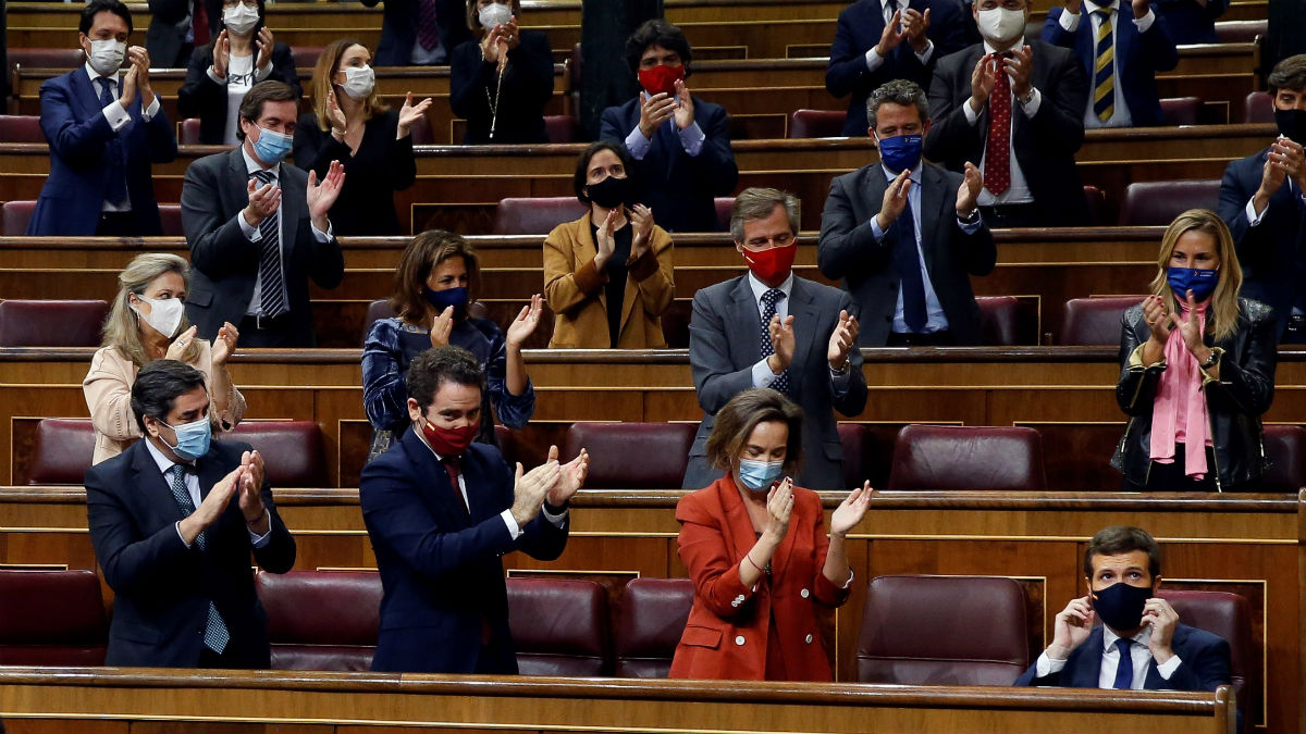 Bancada del PP aplaudiendo a su líder, Pablo Casado. (Foto: EFE)