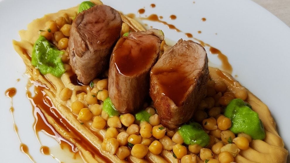 Solomillo con puré de garbanzos y aguacate