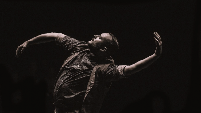 Palabra y movimiento: Daniel Doña presenta Retrospectiva 2.0  en el Festival Dansat de Barcelona