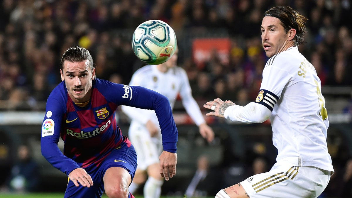 Griezmann y Ramos en el último Clásico disputado en el Camp Nou (AFP)