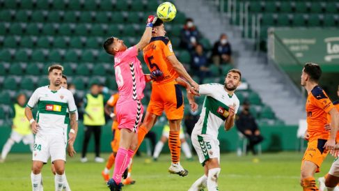 Edgar Badía intenta despejar un balón en el Elche-Valencia. (EFE)