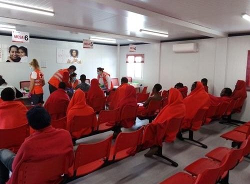 Cruz Roja atienden en Almería personas llegadas en patera