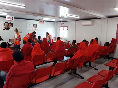 Cruz Roja atiende en Almería personas llegadas en patera