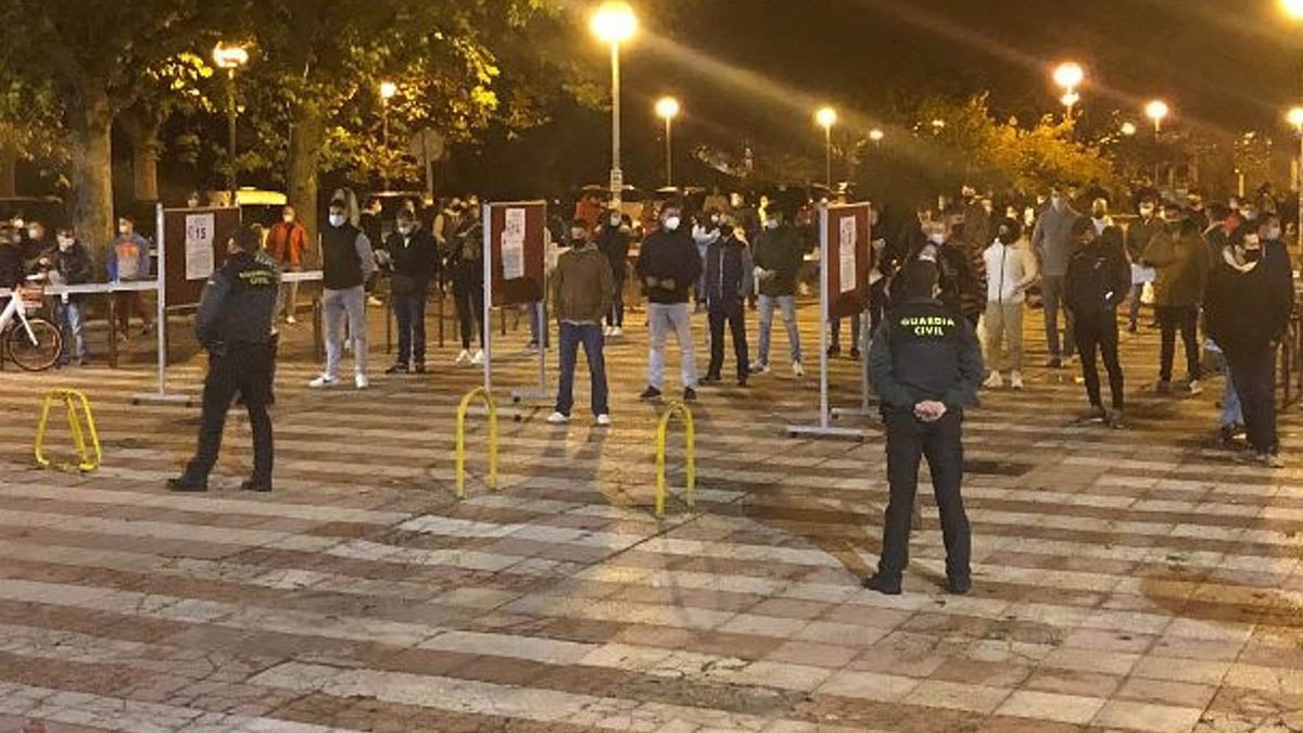 Aspirantes a una plaza en la Guardia Civil esperan para poder entrar al local donde se examinarán.