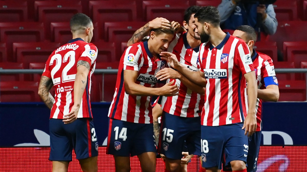 Los jugadores del Atlético de Madrid celebran el gol de Llorente frente al Betis. (AFP)