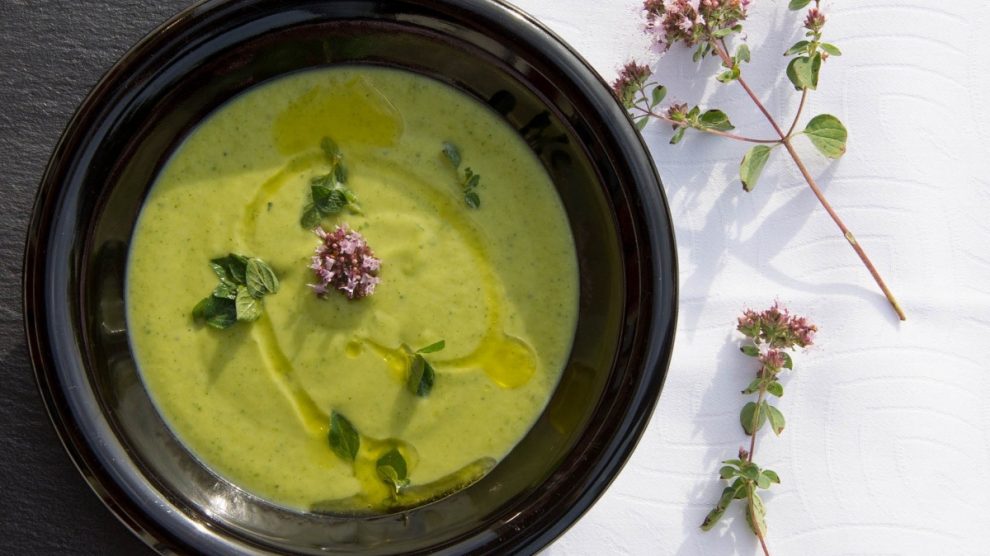 Sopa de calabacín con orégano