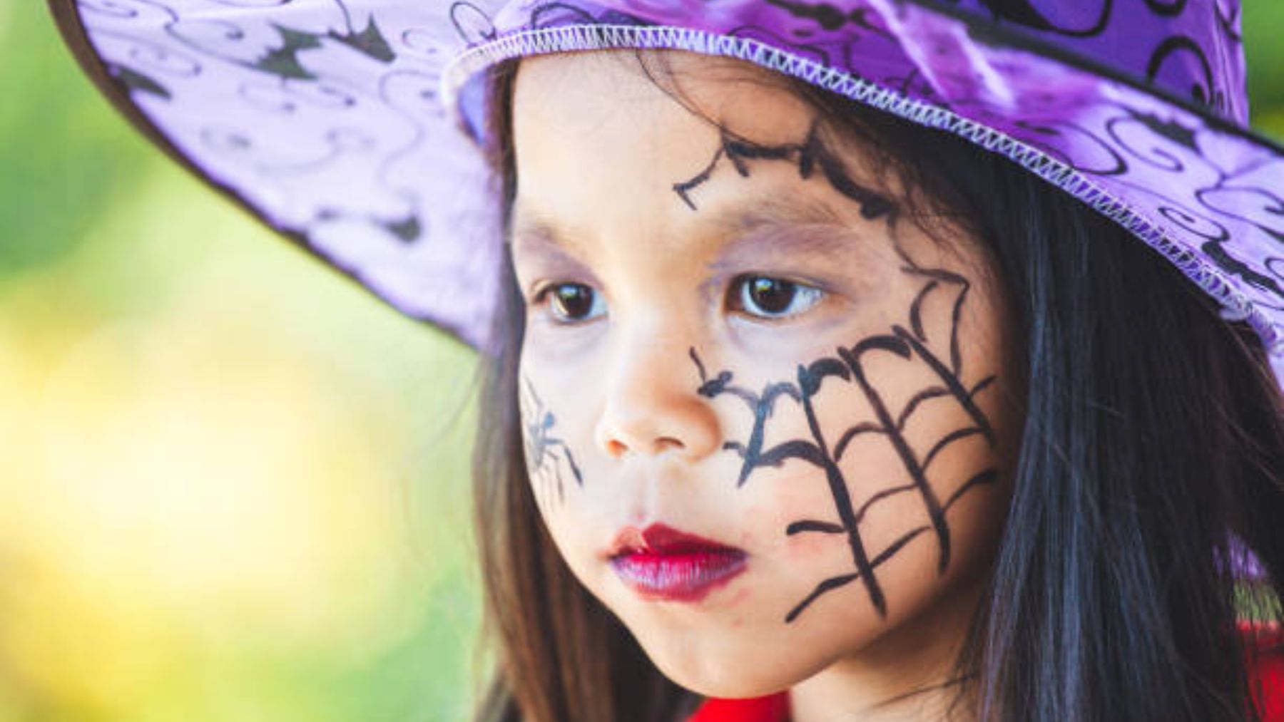 Niña disfrazada y maquillada para Halloween.