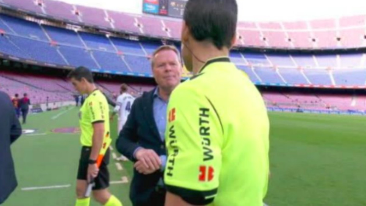 Koeman esperó a Martínez Munuera al final del Clásico.