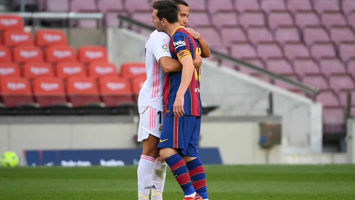 Messi y Lucas Vázquez se abrazan tras el Clásico.