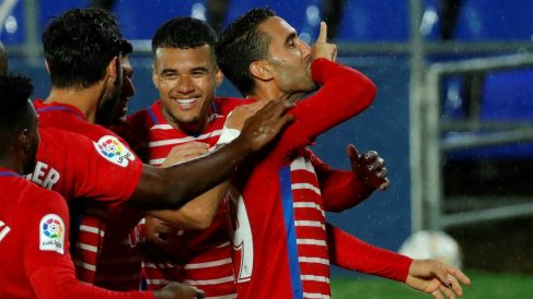 Montoro celebra el gol junto a sus compañeros. (EFE)