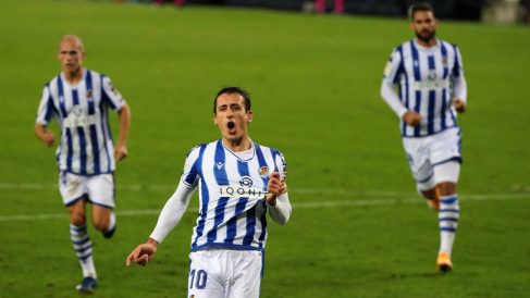 Oyarzabal celebra uno de sus goles. (EFE)