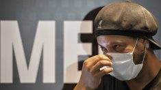Ronaldinho, con mascarilla en su visita al Mineirao. (Getty)