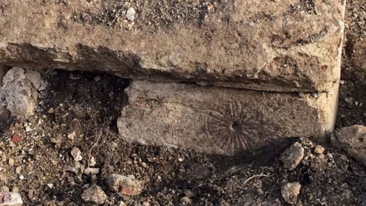 Descubren símbolos para ahuyentar a las brujas en una iglesia medieval