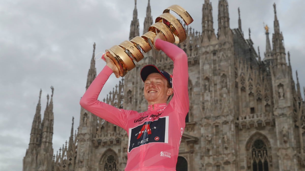 Tao, con su trofeo de campeón del Giro de Italia. (AFP)