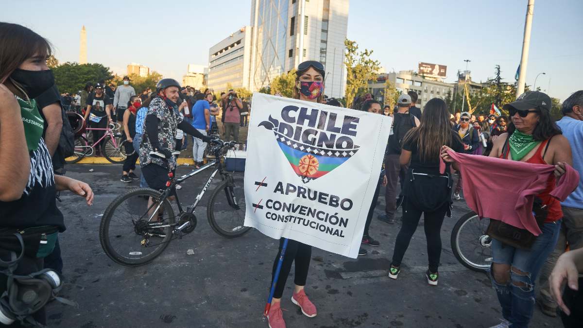 Centenares de chilenos han salido a las calles a celebrar el histórico triunfo en el plebiscito. Foto: EP