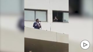 Twitter: Antonio Orozco realiza un concierto sorpresa para los sanitarios del hospital de Bellvitge
