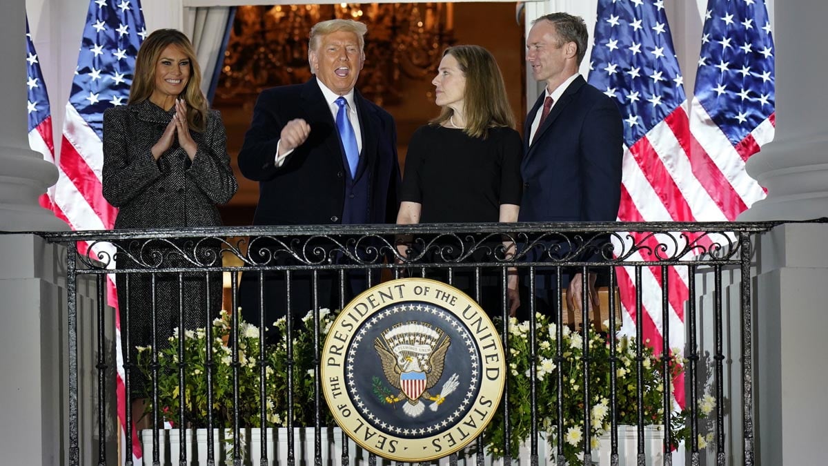 El presidente de EEUU, Donald Trump y la jueza Amy Barrett, acompañados de la pimera dama, Melania Trump, y el esposo de la nueva magistrada del Supremo, Jesse Barrett. Foto: EP