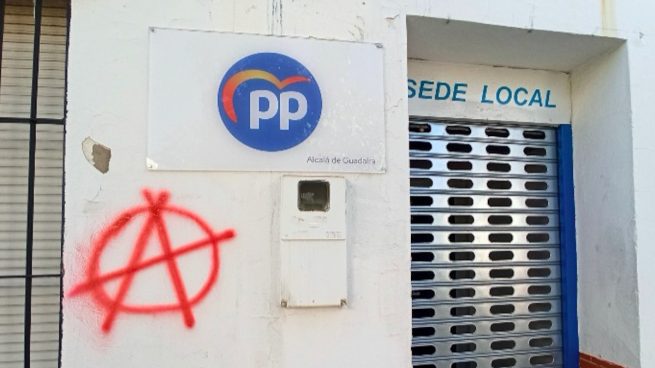 Atacan la sede del PP en Alcalá de Guadaíra (Sevilla).