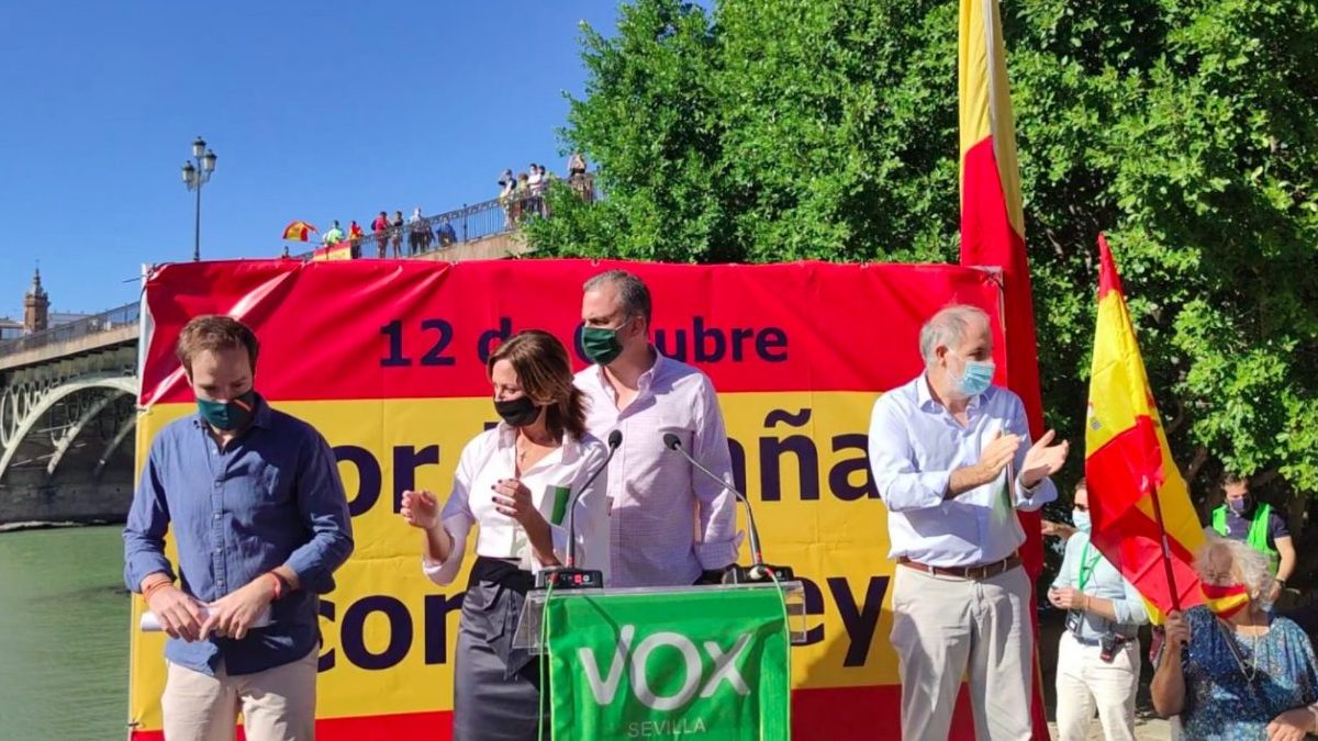 De izquierda a derecha, Javier Cortés, presidente de Vox Sevilla, Reyes Romero, diputada de Vox, Javier Ortega-Smith, secretario general de Vox y Macario Valpuesta, parlamentario de Vox en Andalucía.
