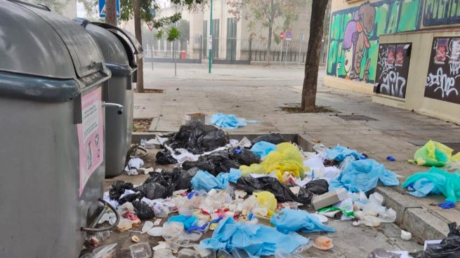 Residuos sanitarios en el bario de la Macarena (Sevilla).