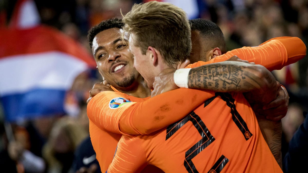 Malen celebra un gol con la selección de Holanda. (AFP)