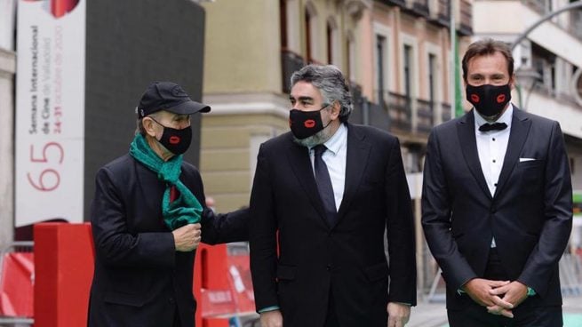 El ministro de Cultura y Deporte, José Manuel Rodríguez (c), asiste junto al alcalde de Valladolid, Óscar Puente (d), y el director del festival, Javier Angulo (i), a la gala de inauguración de la 65 edición de la Semana Internacional de Cine de Valladolid (SEMINCI). Foto: EFE