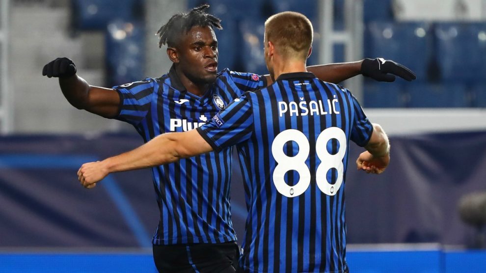 Duván Zapata celebra uno de sus goles en el Atalanta-Ajax. (Getty)