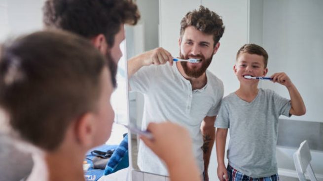 niños cepillarse los dientes