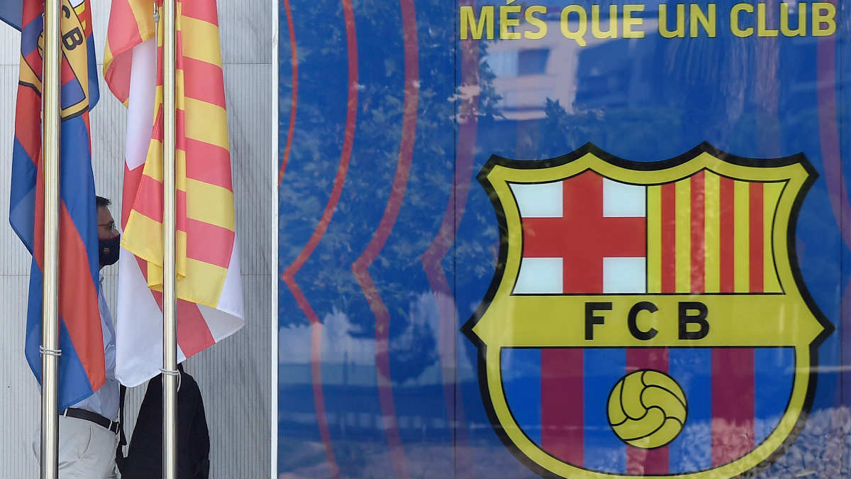 Josep María Bartomeu, a su llegada al Camp Nou tras el ‘Messigate’. (AFP)