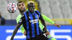 Diatta pelea por un balón ante la Lazio. (AFP)