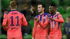 Hudson-Odoi celebra un gol con sus compañeros. (AFP)