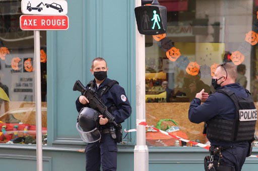 Un policía en las inmediaciones de la catedral de Notre Dame de Niza tras el atentado yihadista. Foto: AFP