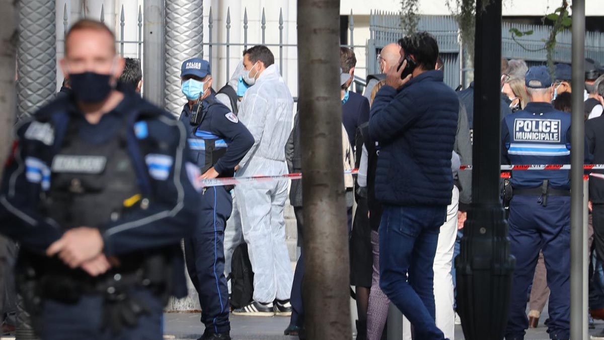 Agentes de la Policía Nacional francesa en las inmediaciones de la catedral de Notra Dame de Niza donde un hombre ha asesinado al menos a tres personas en un nuevo atentado yihadista. Foto: AFP