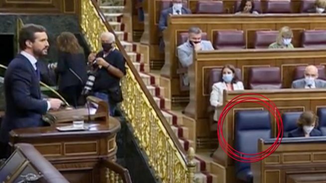 El escaño del presidente Pedro Sánchez vacío mientras Pablo Casado, líder del PP, se dirige a él.