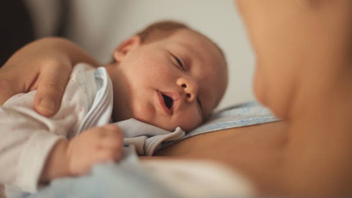 Mi recién nacido se pasa todo el día dormido: ¿es normal?