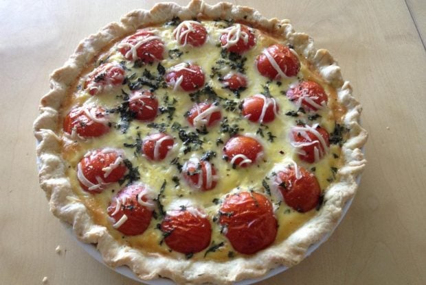 Tarta de tomates cherry, pesto y pollo salteado