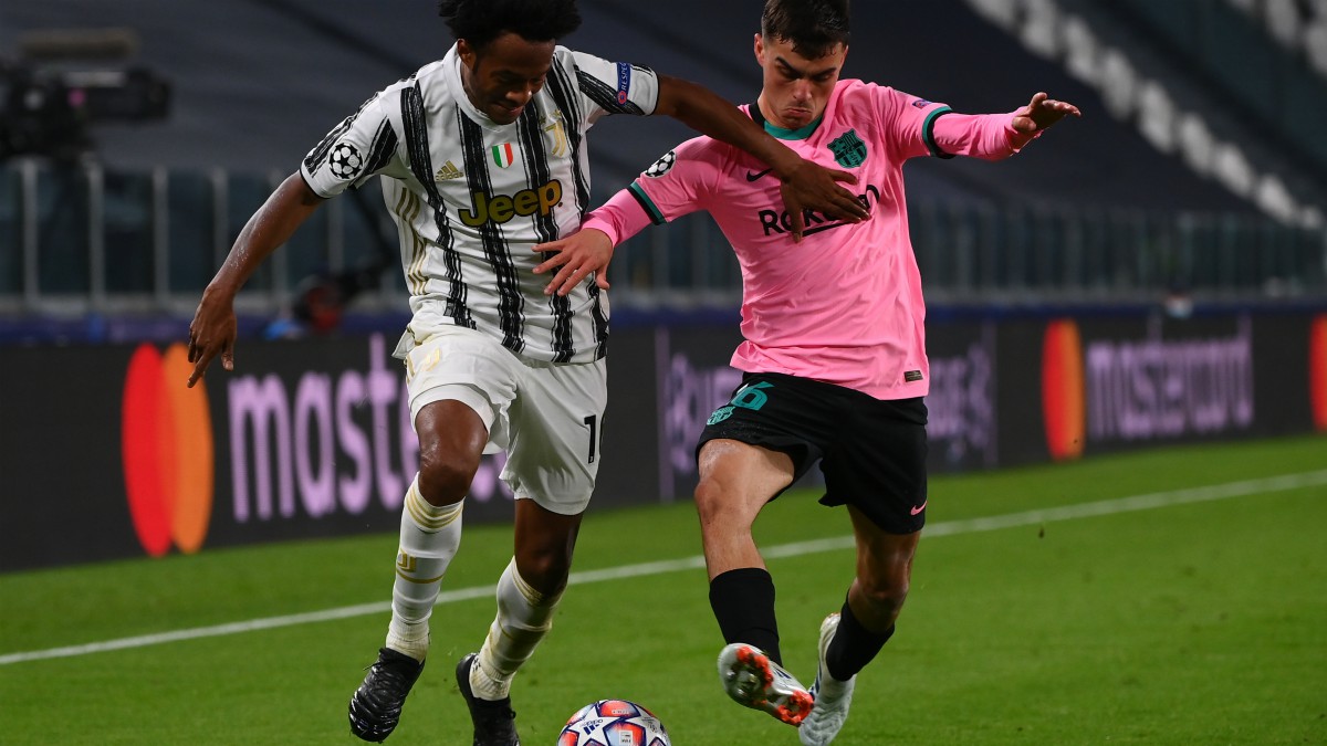 Pedri pugna por una pelota ante Cuadrado. (AFP)